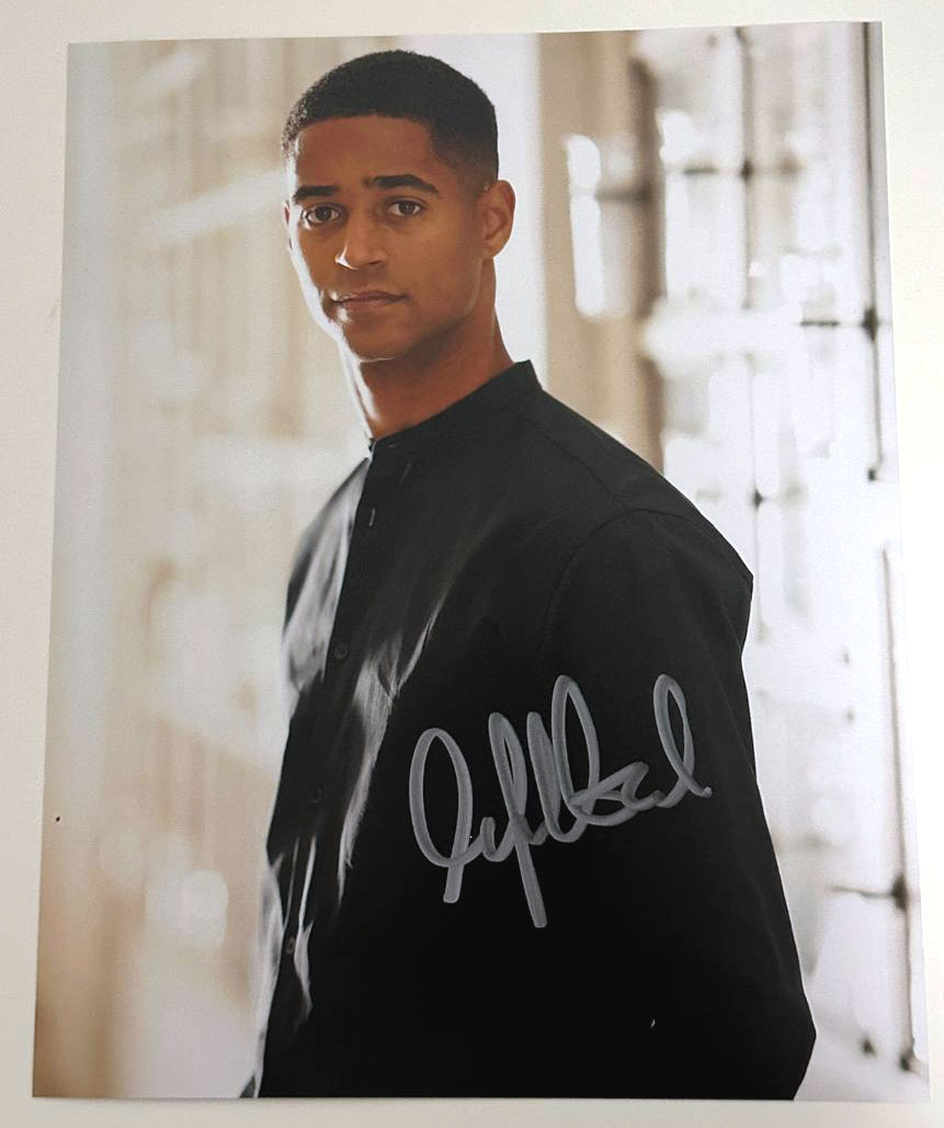 Alfred Enoch original Autogramm auf 20x25 How to Get Away with Murder Foto
