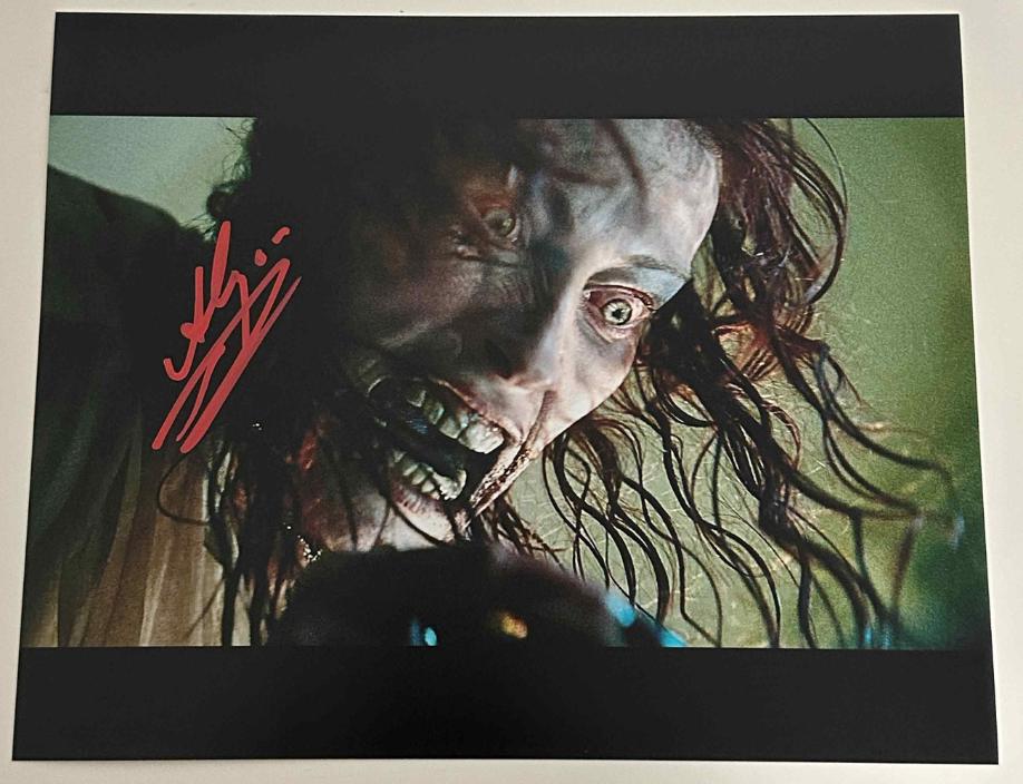 Alyssa Sutherland original Autogramm auf 20x25 Evil Dead Rise Foto