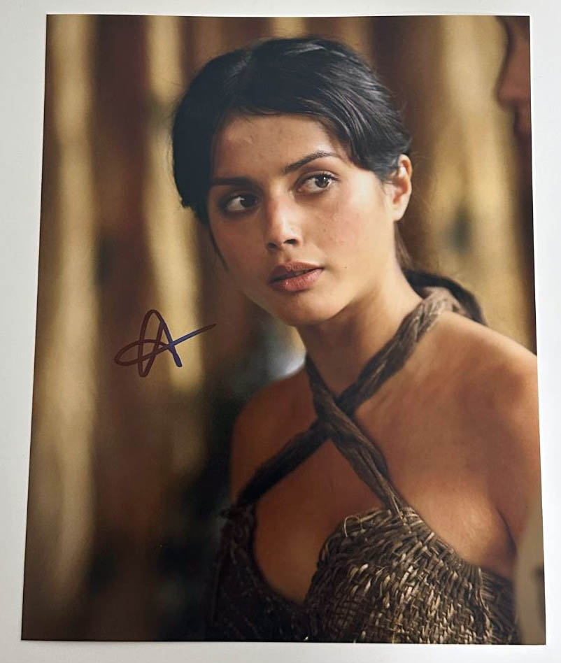 Amrita Acharia aka Irri original Autogramm auf 20x25 Game of Thrones Foto