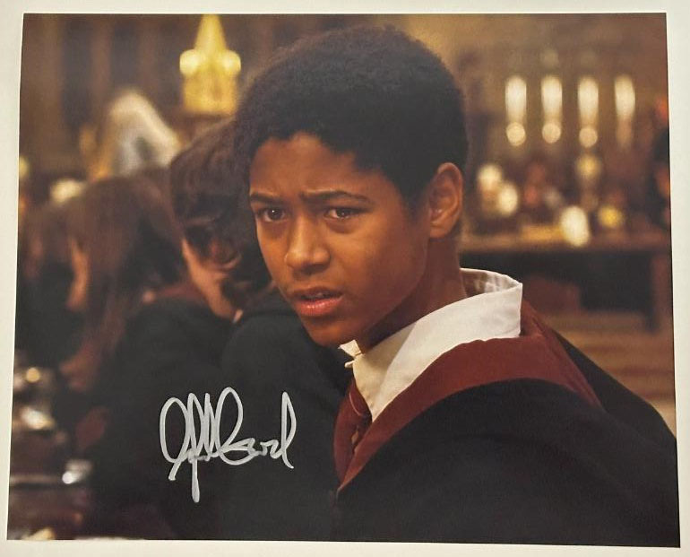 Alfred Enoch original Autogramm auf 20x25 Foto Harry Potter
