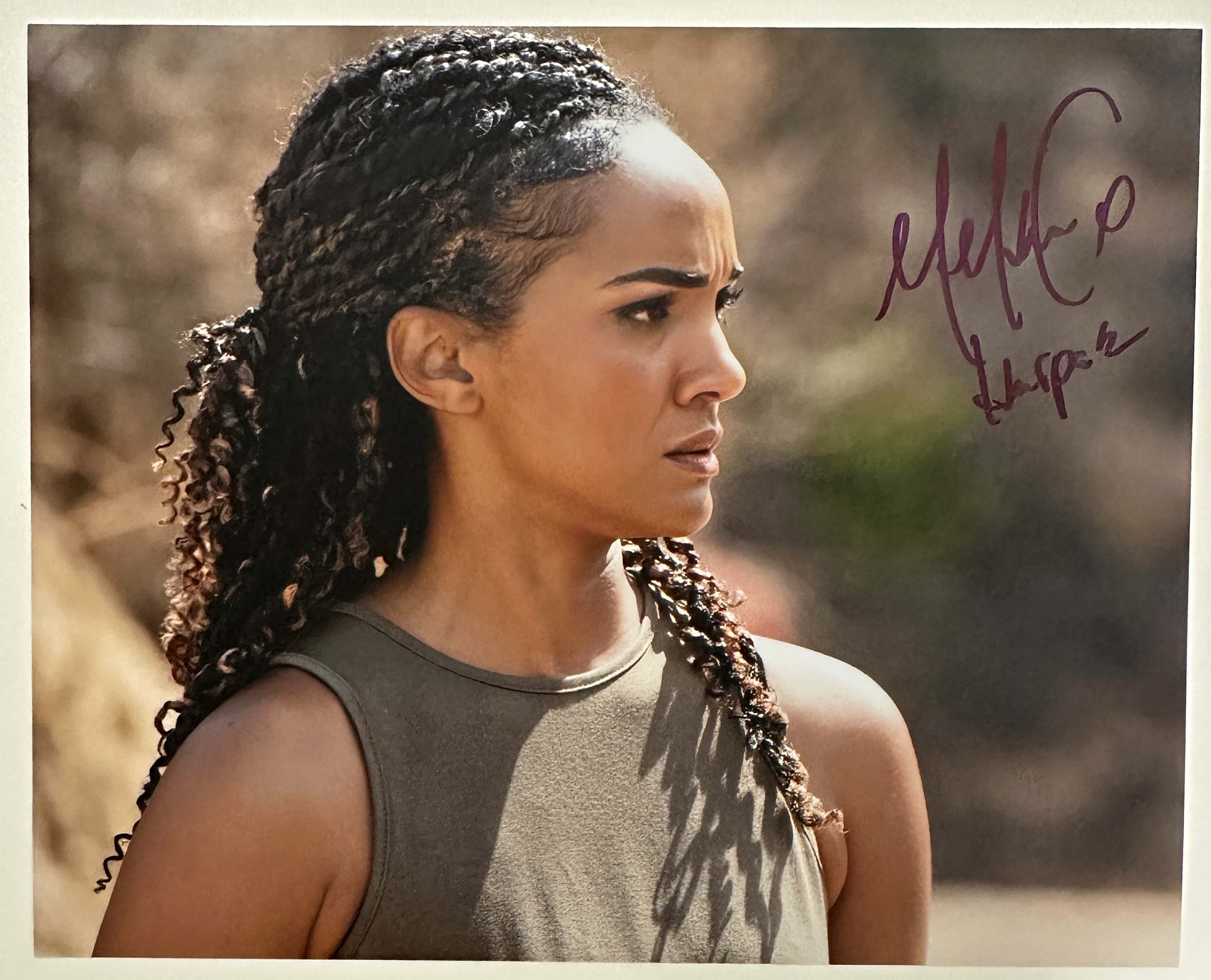 Mekia Cox aka Nyla Harper original Autogramm auf 20x25 The Rookie Foto