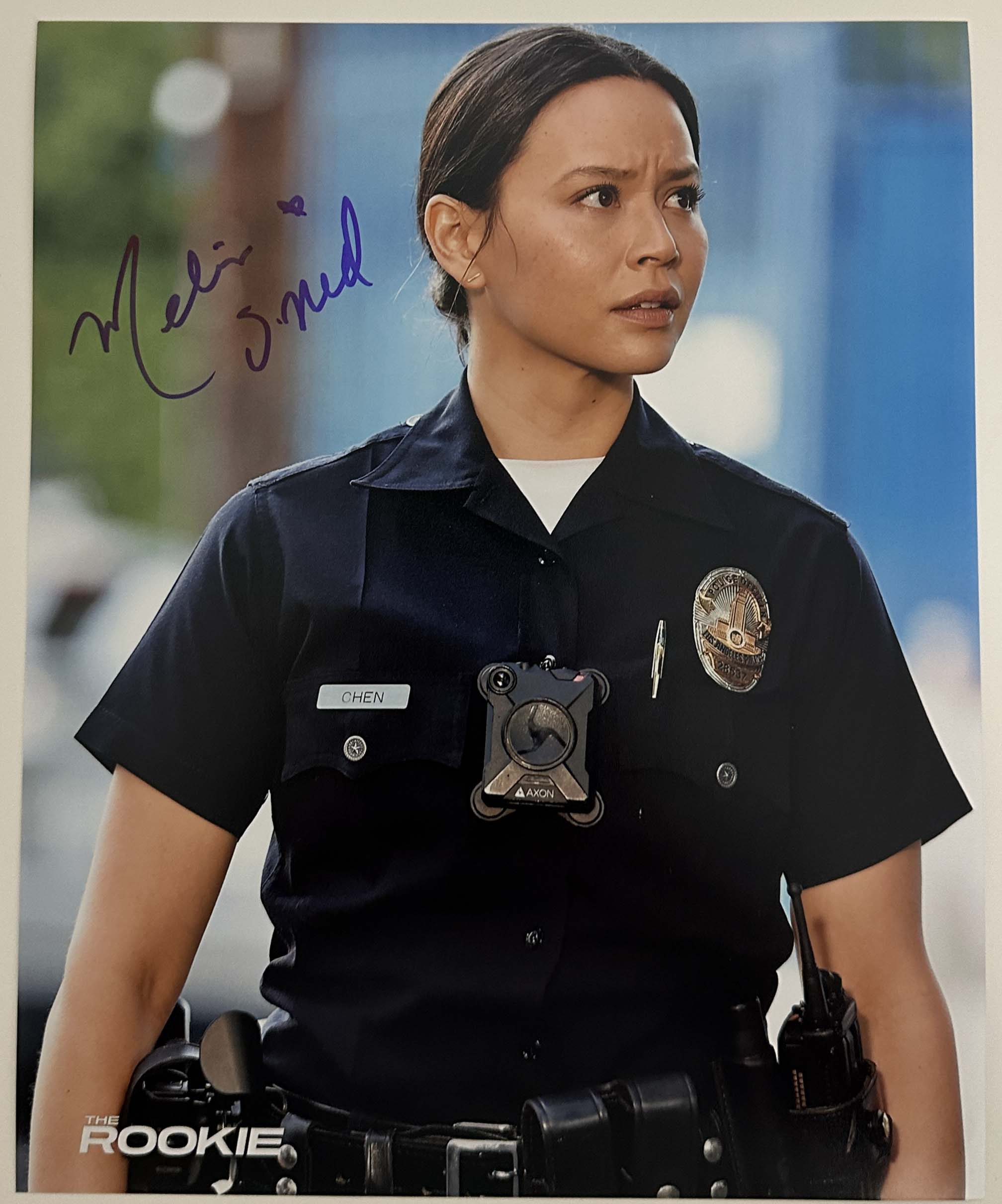 Melissa O'Neil aka Lucy Chen original Autogramm auf 20x25 The Rookie Foto