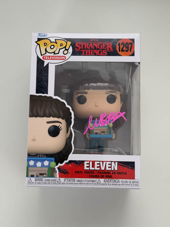 Millie Bobby Brown aka Eleven original Autogramm auf Stranger Things Funko Pop 1297 - pink 