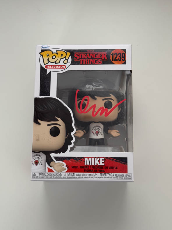 Finn Wolfhard aka Mike original Autogramm auf Stranger Things Funko Pop 1239 - rot