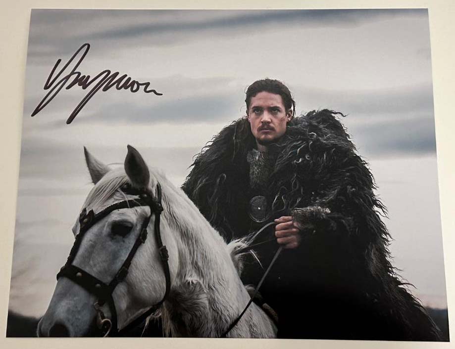 Alexander Dreymon aka Uhtred original Autogramm auf 20x25 The Last Kingdom Foto