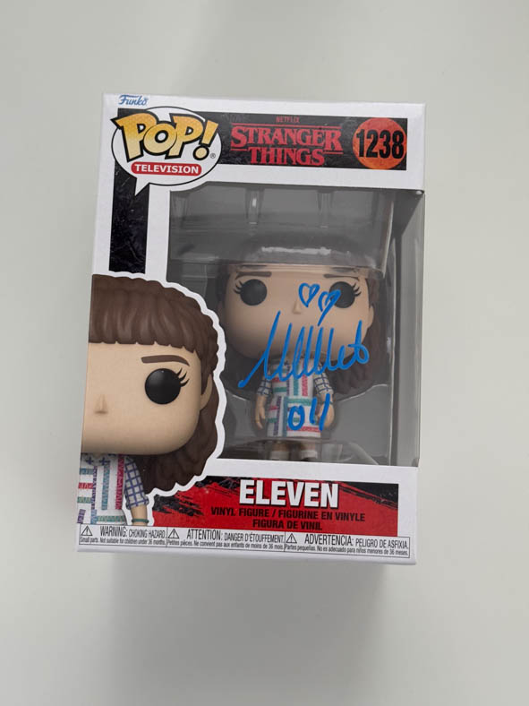Millie Bobby Brown aka Eleven original Autogramm mit Charaktername auf Stranger Things Funko Pop 1238 - blau