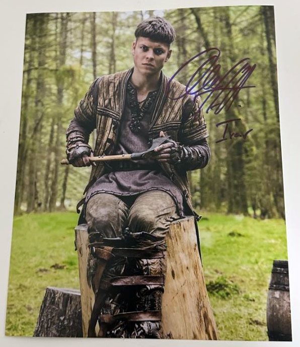 Alex Hogh Andersen - Ivar der Knochenlose original Autogramm auf 20x25 Foto VIKINGS