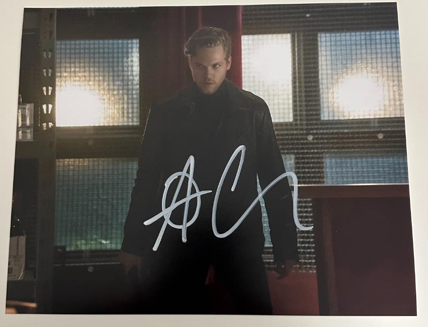 Alexander Calvert aka Lonnie Machin original Autogramm auf 20x25 Arrow Foto