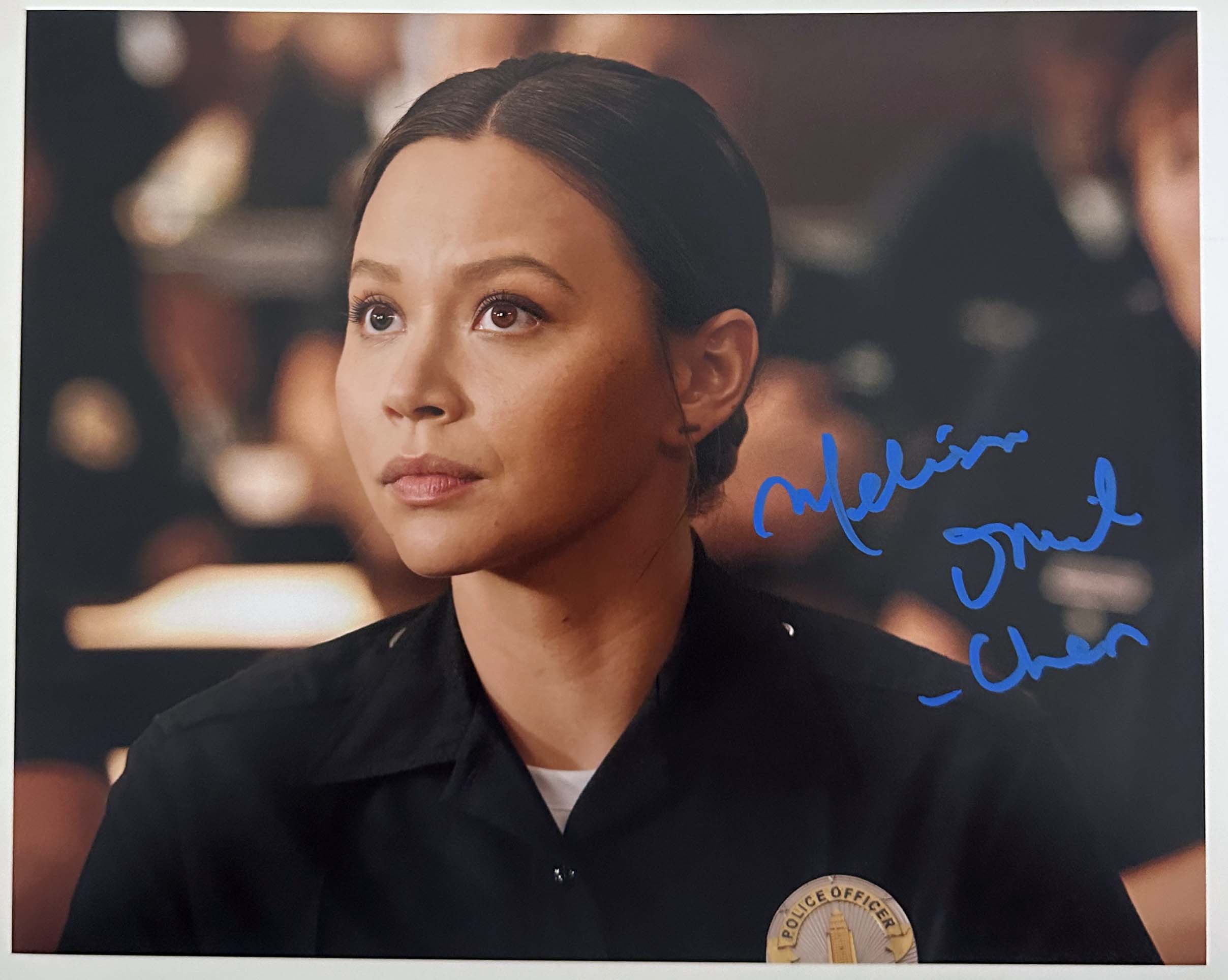 Melissa O'Neil aka Lucy Chen original Autogramm auf 20x25 The Rookie Foto