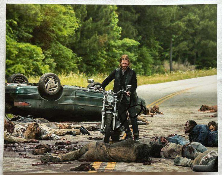 Austin Amelio original Autogramm auf 20x25  The Walking Dead Foto  
