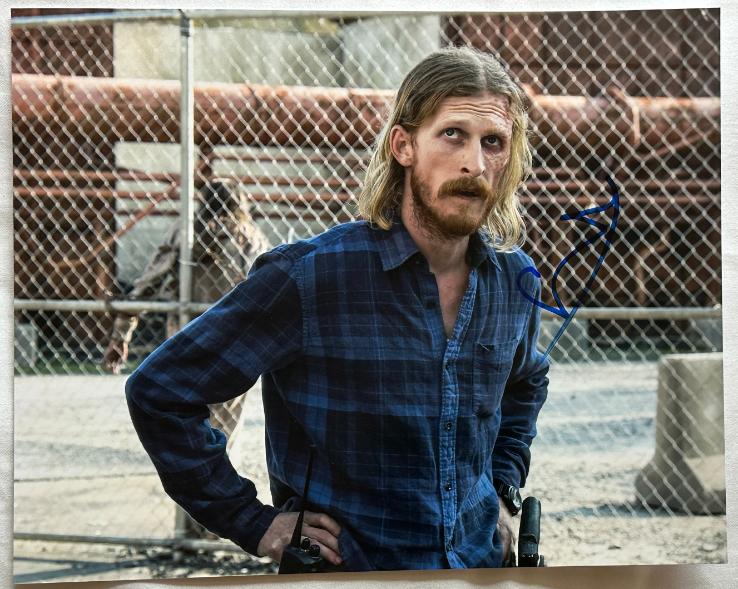 Austin Amelio original Autogramm auf 20x25  The Walking Dead Foto 