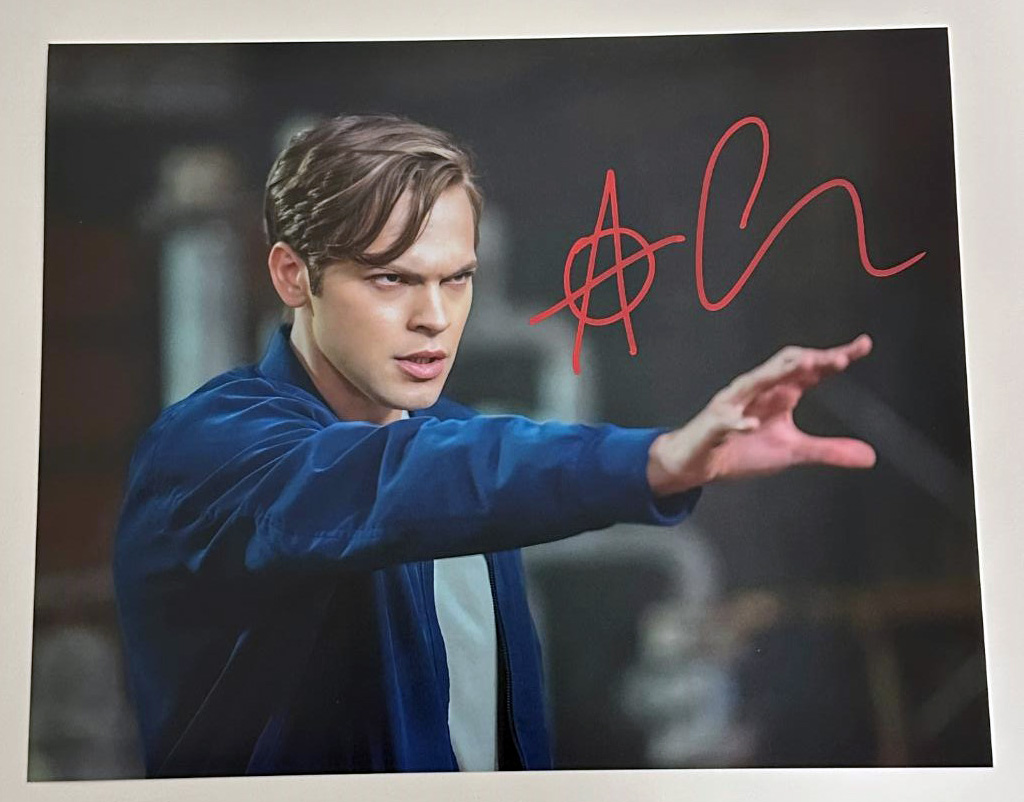Alexander Calvert aka Jack original Autogramm auf 20x25 Supernatural Foto