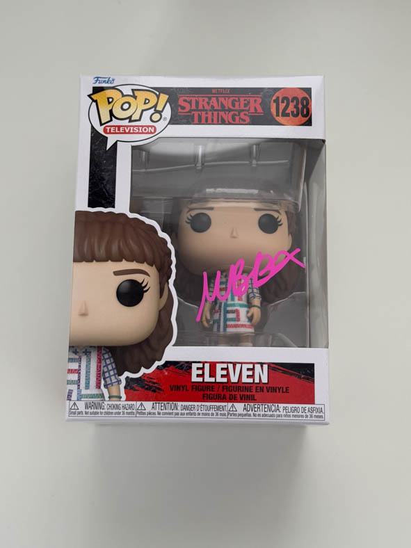 Millie Bobby Brown aka Eleven original Autogramm auf Stranger Things Funko Pop 1238 - pink