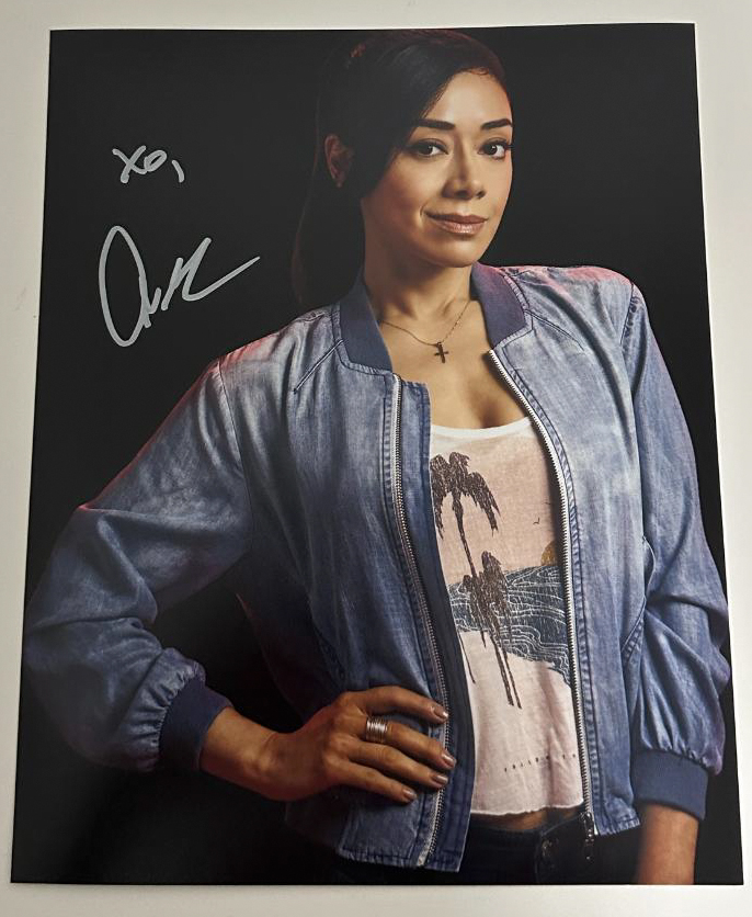 Aimee Garcia original Autogramm auf 20x25 Lucifer Foto     