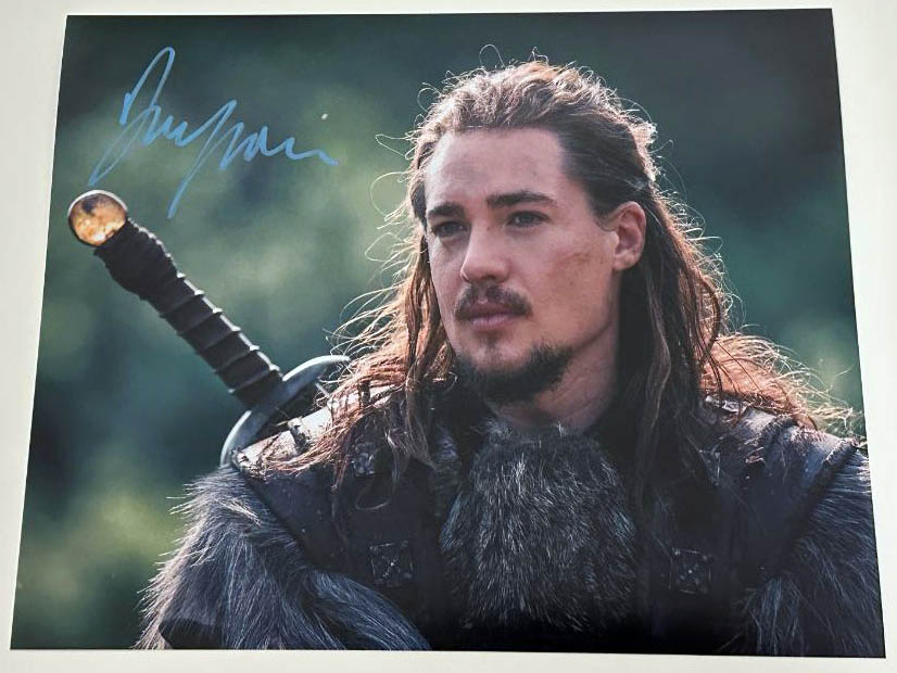 Alexander Dreymon aka Uhtred original Autogramm auf 20x25 The Last Kingdom Foto