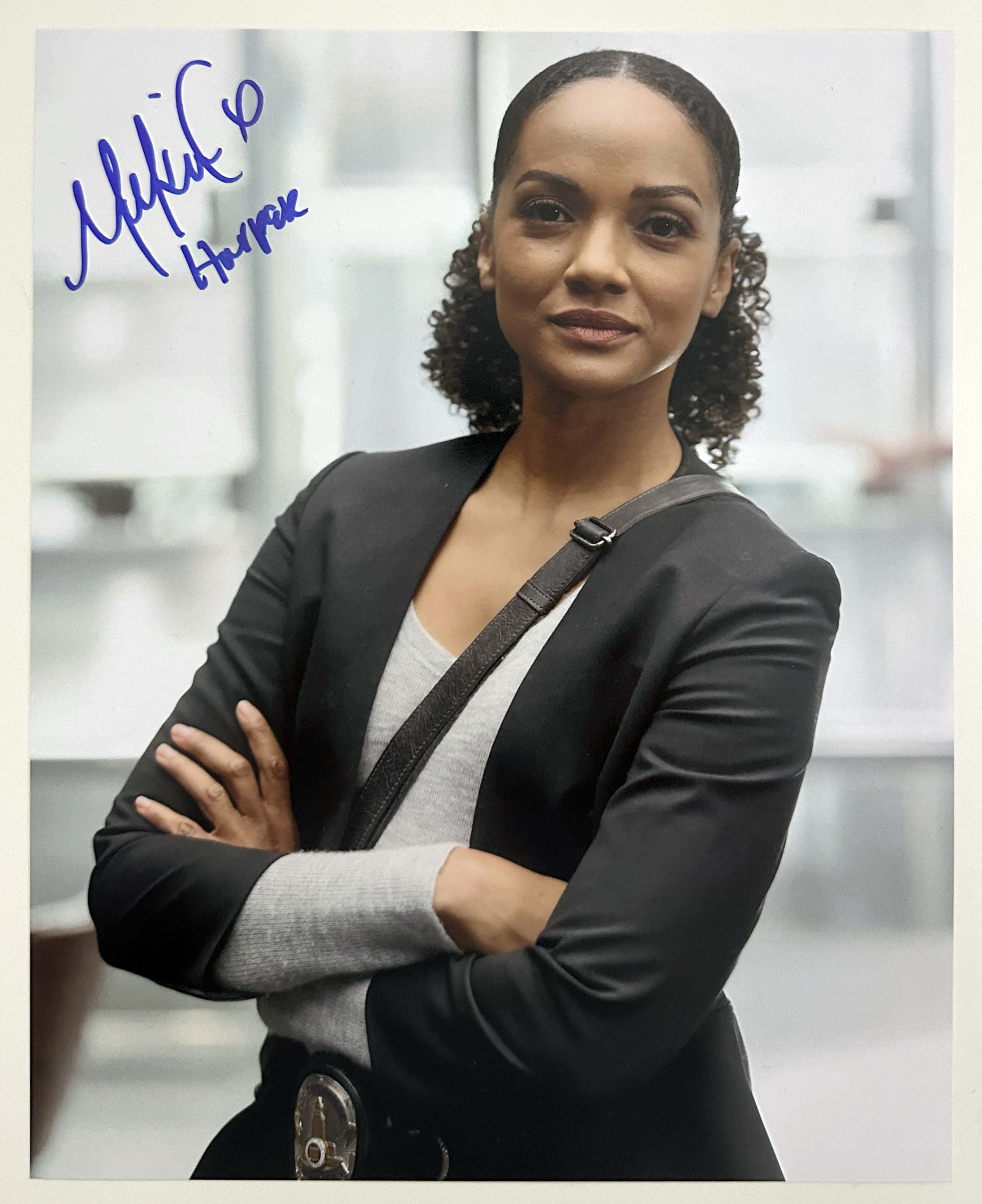 Mekia Cox aka Nyla Harper original Autogramm auf 20x25 The Rookie Foto