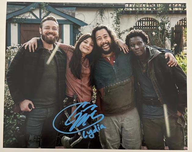 Cassady McClincy original autograph on 8x10 Walking Dead photo 