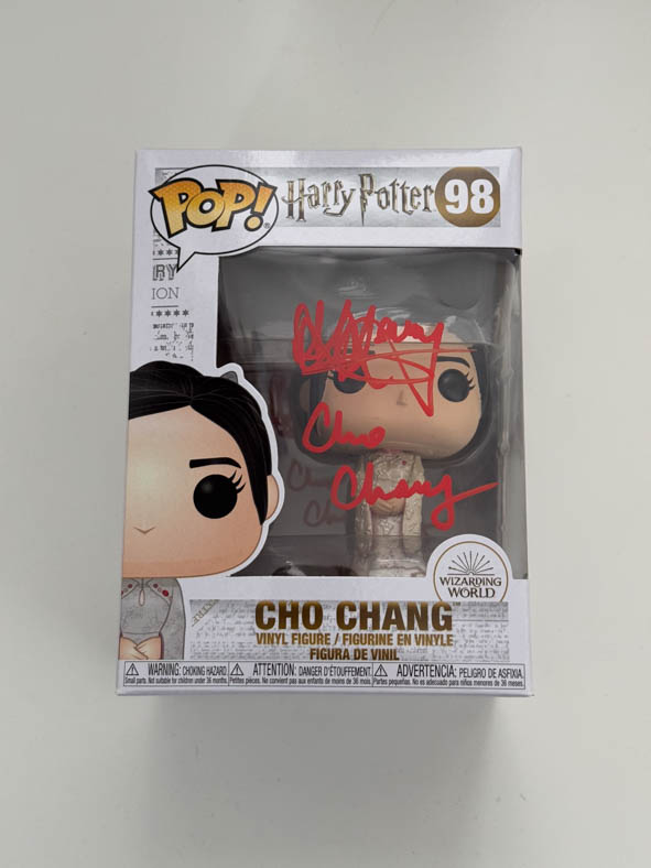 Katie Leung aka Cho Chang original Autogramm mit Charakter Name auf Harry Potter Funko Pop 98 - weiß