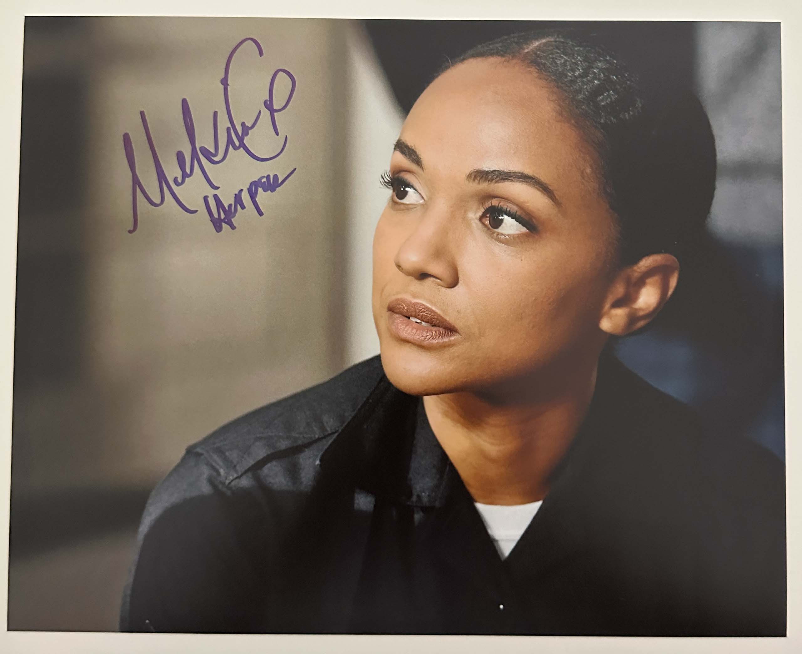 Mekia Cox aka Nyla Harper original Autogramm auf 20x25 The Rookie Foto