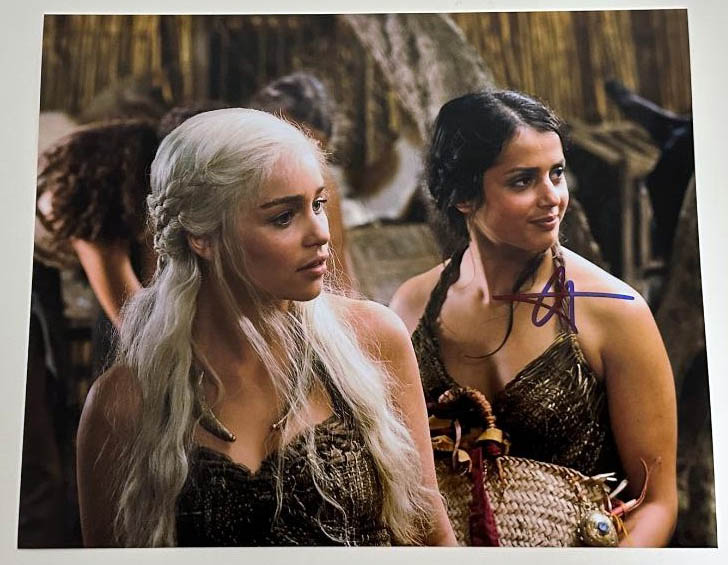 Amrita Acharia aka Irri original Autogramm auf 20x25 Game of Thrones Foto