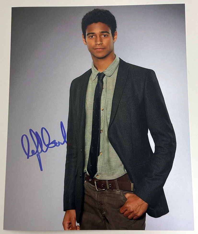 Alfred Enoch original Autogramm auf 20x25 How to Get Away with Murder Foto