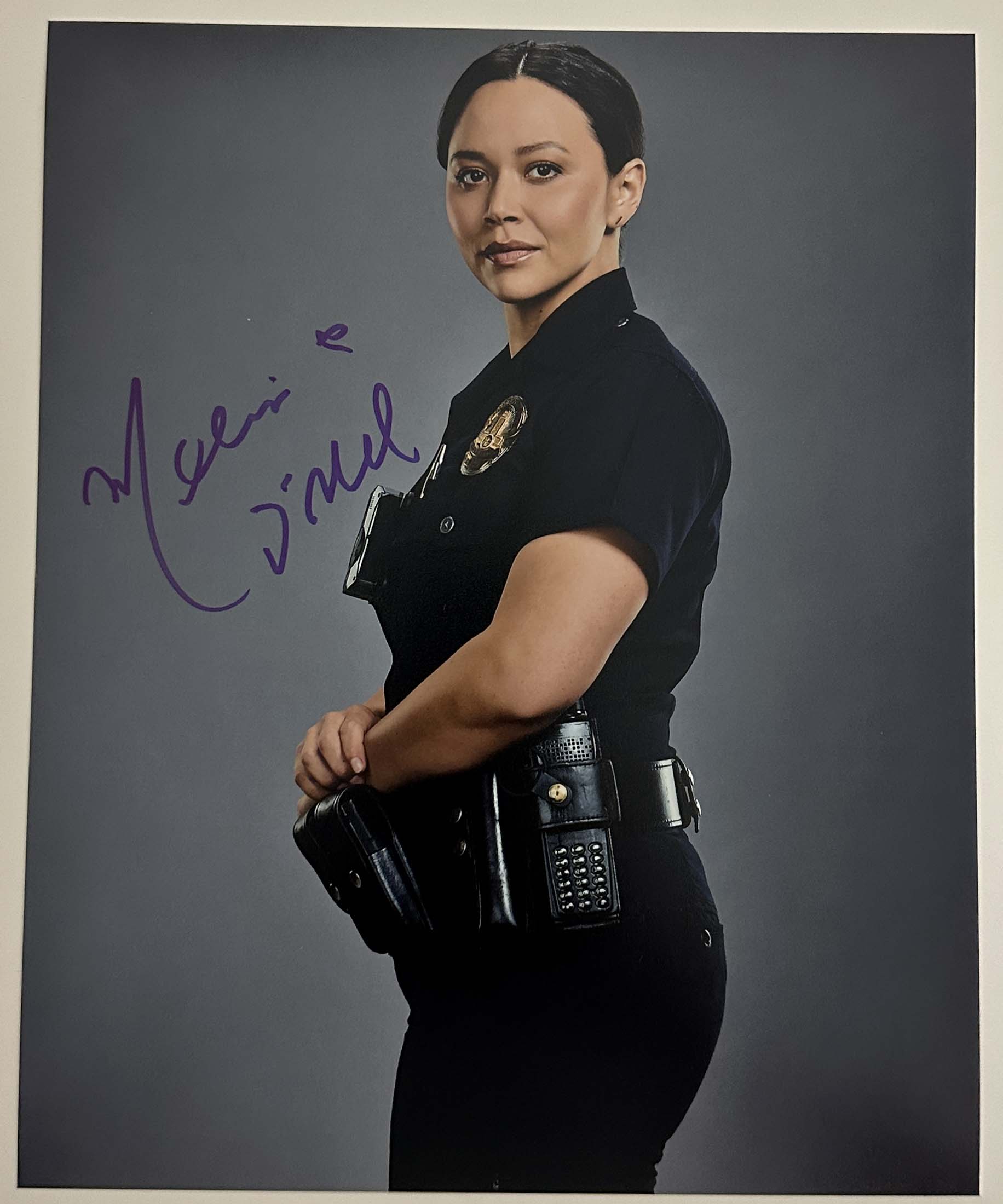 Melissa O'Neil aka Lucy Chen original Autogramm auf 20x25 The Rookie Foto