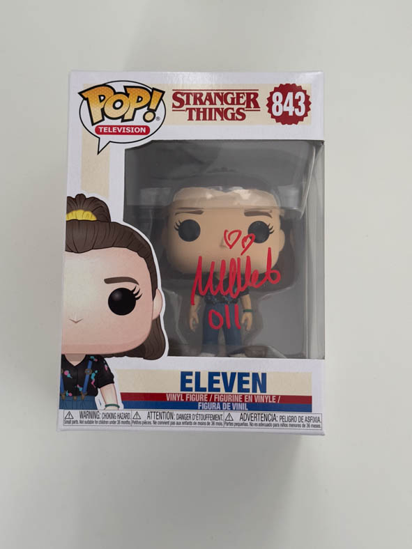 Millie Bobby Brown aka Eleven original Autogramm mit Charaktername auf Stranger Things Funko Pop 843 - rot