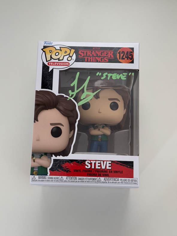 Joe Keery aka Steven original Autogramm auf Stranger Things Funko Pop 1245 - grün