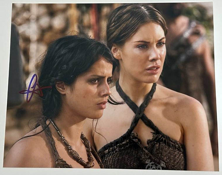 Amrita Acharia aka Irri original Autogramm auf 20x25 Game of Thrones Foto
