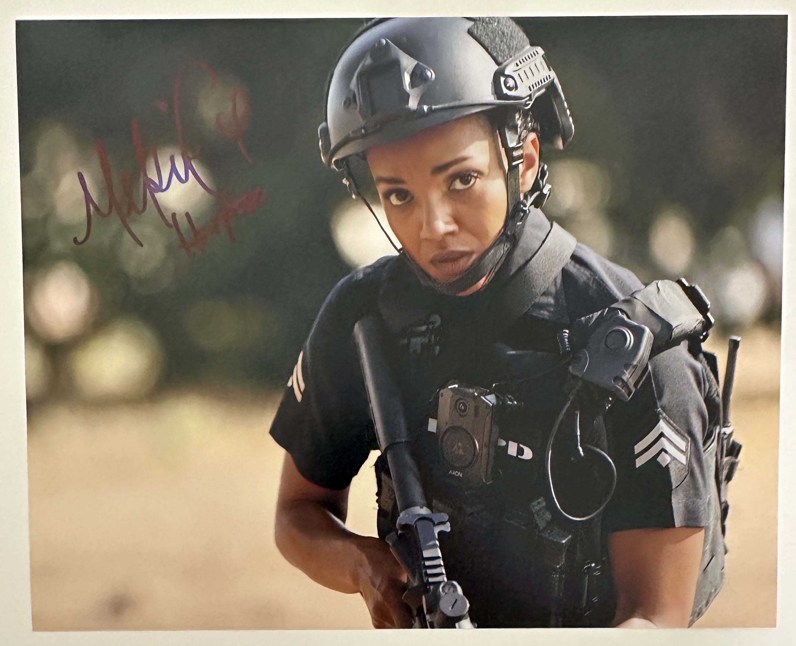 Mekia Cox aka Nyla Harper original Autogramm auf 20x25 The Rookie Foto