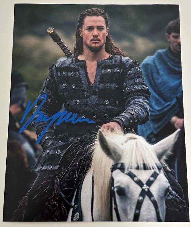 Alexander Dreymon aka Uhtred original Autogramm auf 20x25 The Last Kingdom Foto