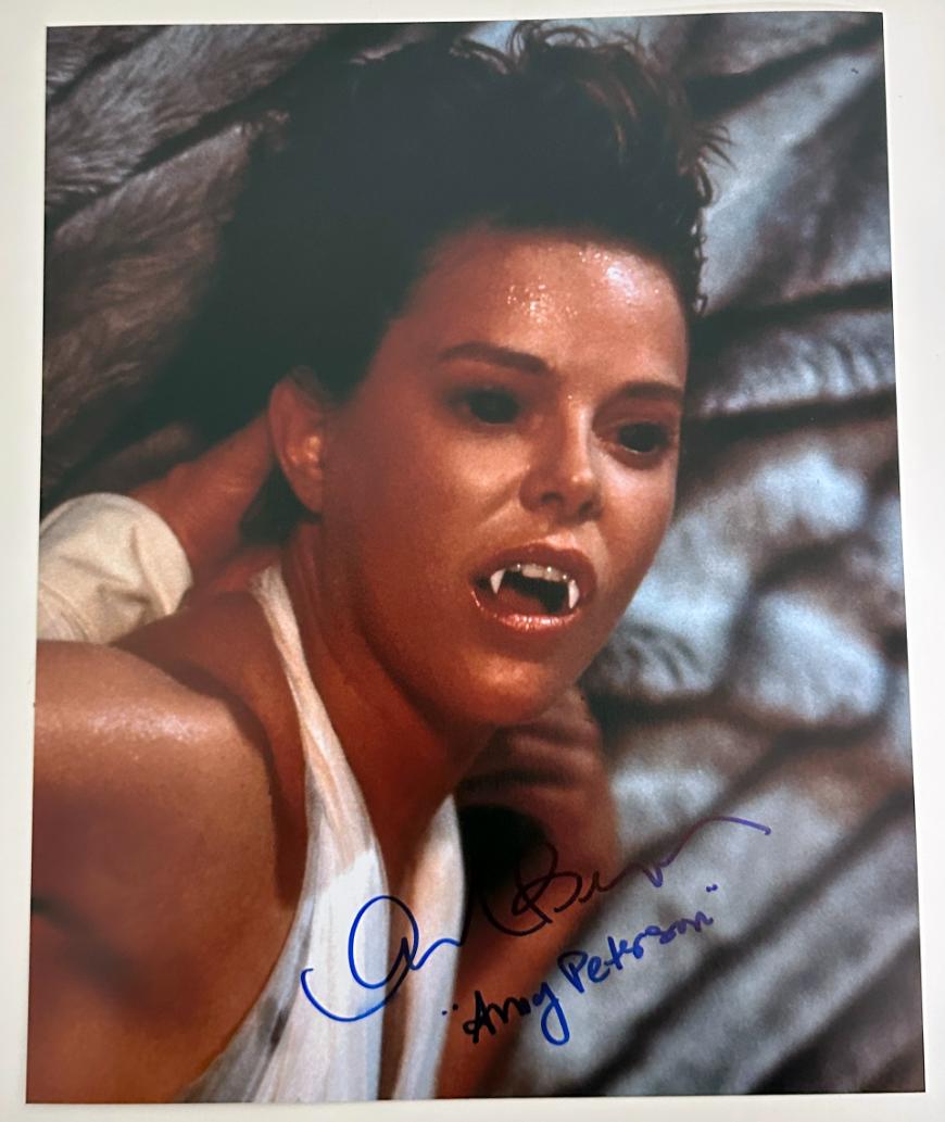 Amanda Bearse original Autogramm auf 20x25 Fright Night Foto
