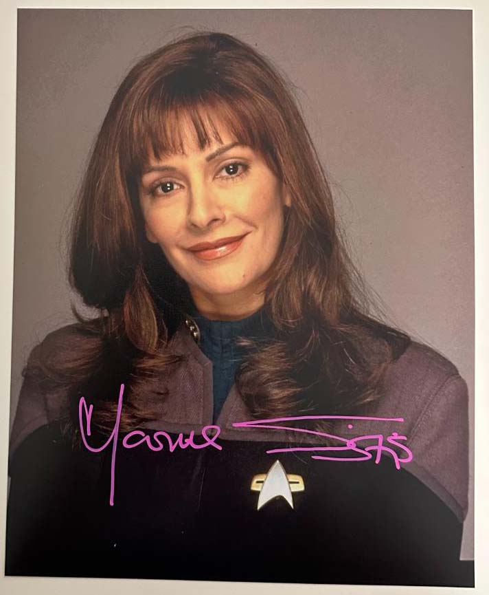 Marina Sirtis aka Deanna Troi original Autogramm auf 20x25 Star Trek Foto
