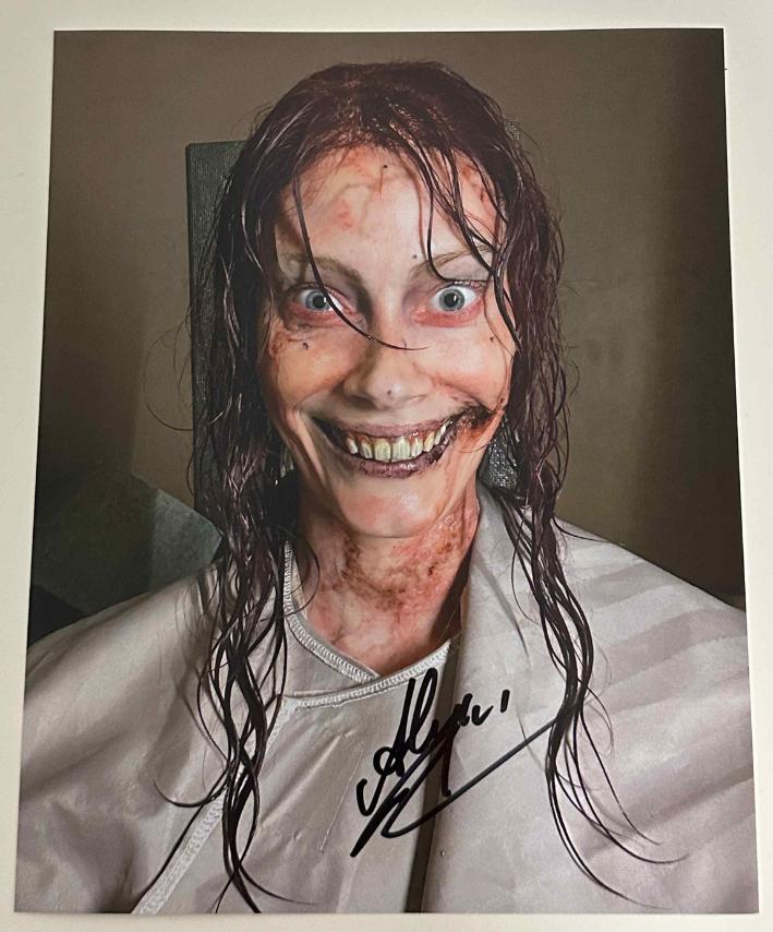 Alyssa Sutherland original Autogramm auf 20x25 Evil Dead Rise Foto