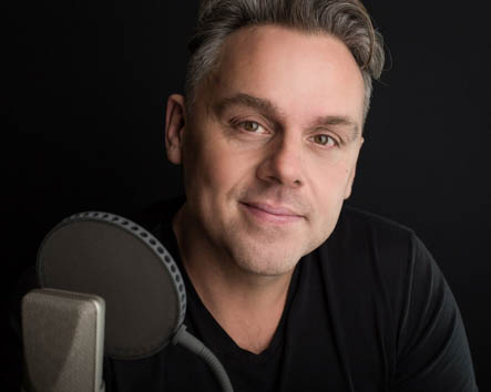 SYNCHRON Dennis Schmidt-Foß Motiv 01 - Autogrammservice GFCC 2025