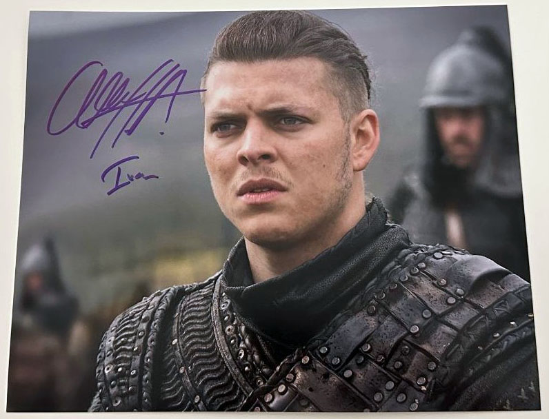 Alex Hogh Andersen - Ivar der Knochenlose original Autogramm auf 20x25 Foto VIKINGS