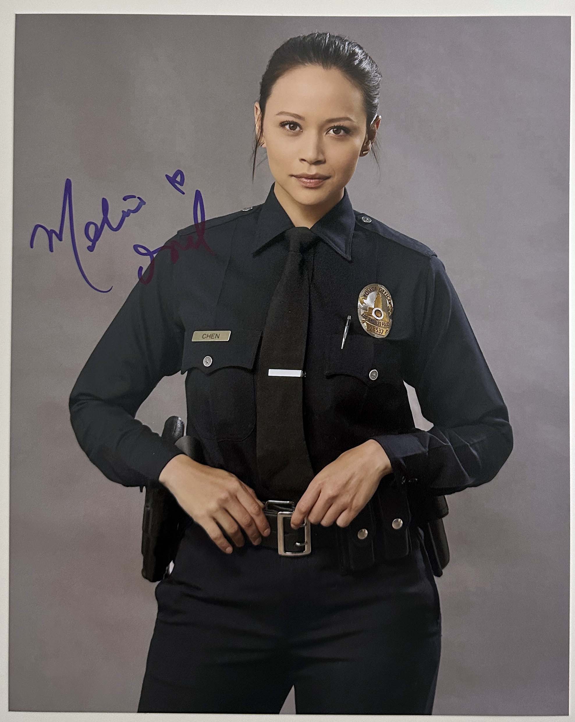 Melissa O'Neil aka Lucy Chen original Autogramm auf 20x25 The Rookie Foto