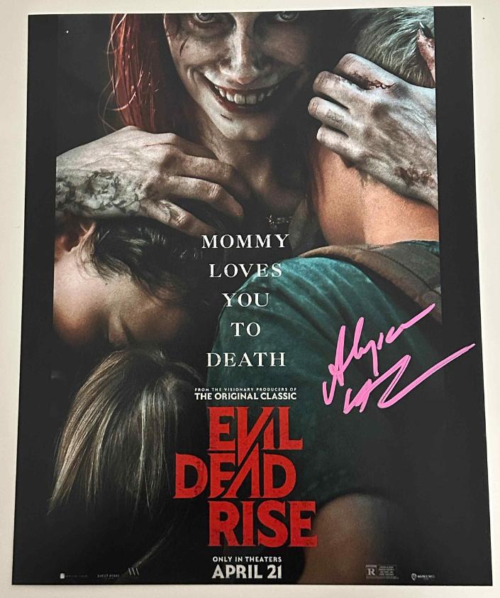 Alyssa Sutherland original Autogramm auf 20x25 Evil Dead Rise Foto
