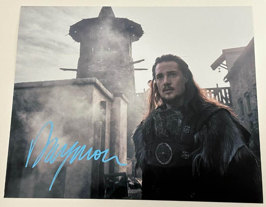 Alexander Dreymon aka Uhtred original Autogramm auf 20x25 The Last Kingdom Foto