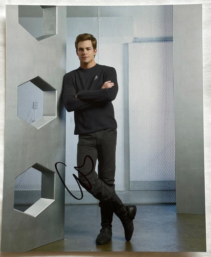 Chris Pine original Autogramm auf 20x25 Star Trek Foto