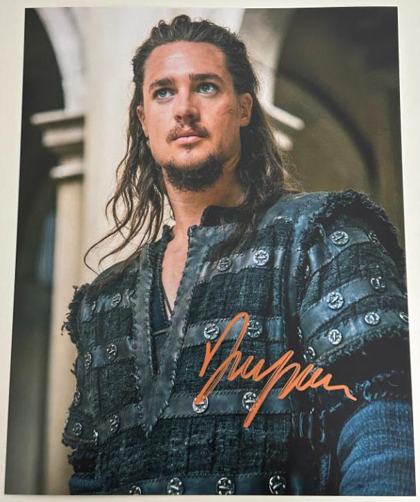 Alexander Dreymon aka Uhtred original Autogramm auf 20x25 The Last Kingdom Foto