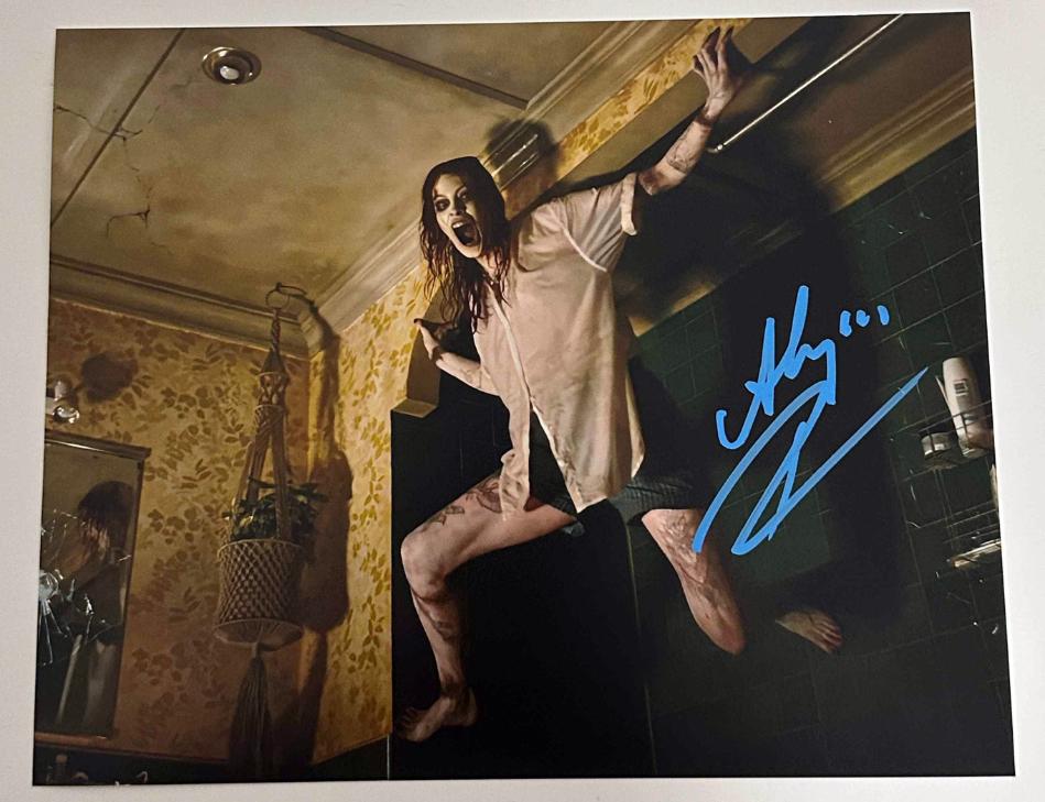 Alyssa Sutherland original Autogramm auf 20x25 Evil Dead Rise Foto