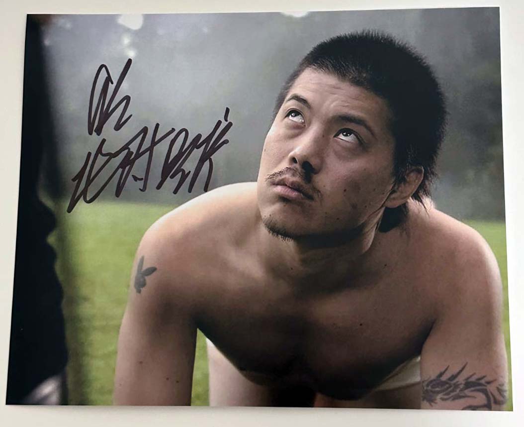 Akihiro Kitamura original Autogramm auf 20x25 The Human Centipede Foto