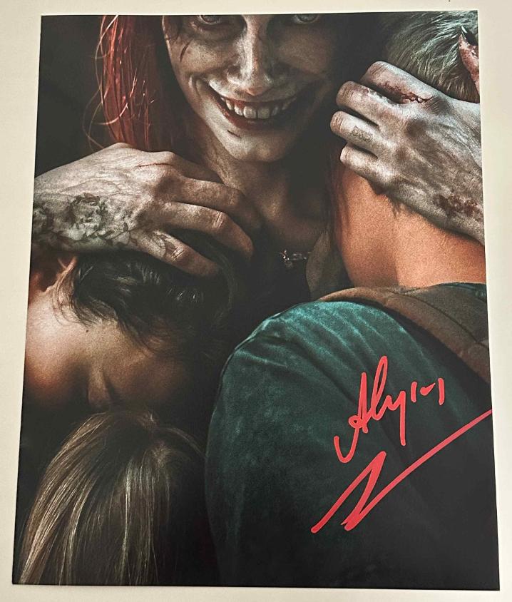 Alyssa Sutherland original Autogramm auf 20x25 Evil Dead Rise Foto