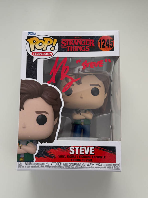 Joe Keery aka Steven original Autogramm auf Stranger Things Funko Pop 1245 - rot