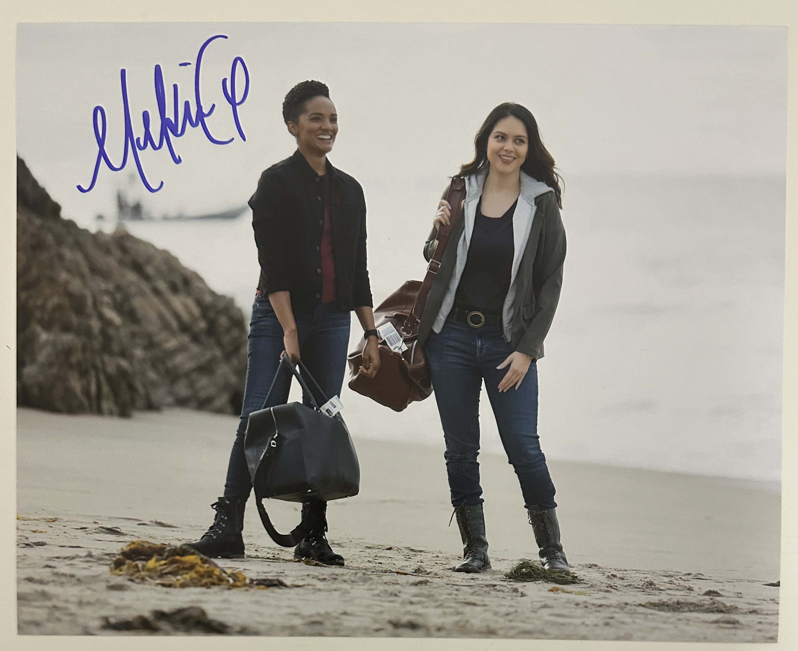 Mekia Cox aka Nyla Harper original Autogramm auf 20x25 The Rookie Foto
