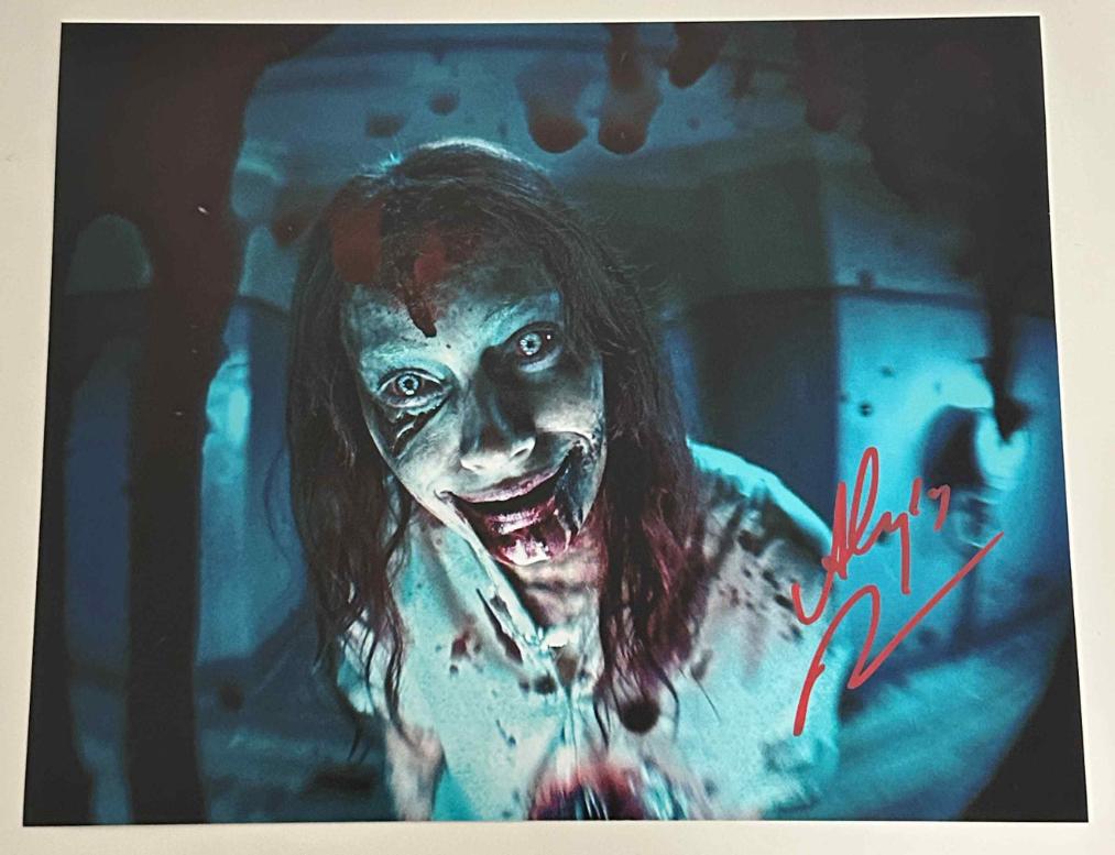 Alyssa Sutherland original Autogramm auf 20x25 Evil Dead Rise Foto