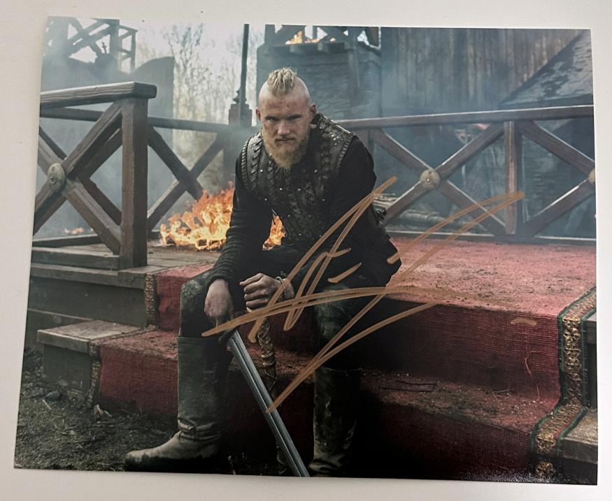 Alexander Ludwig aka Bjorn Lothbrok original Autogramm auf 20x25 Vikings Foto