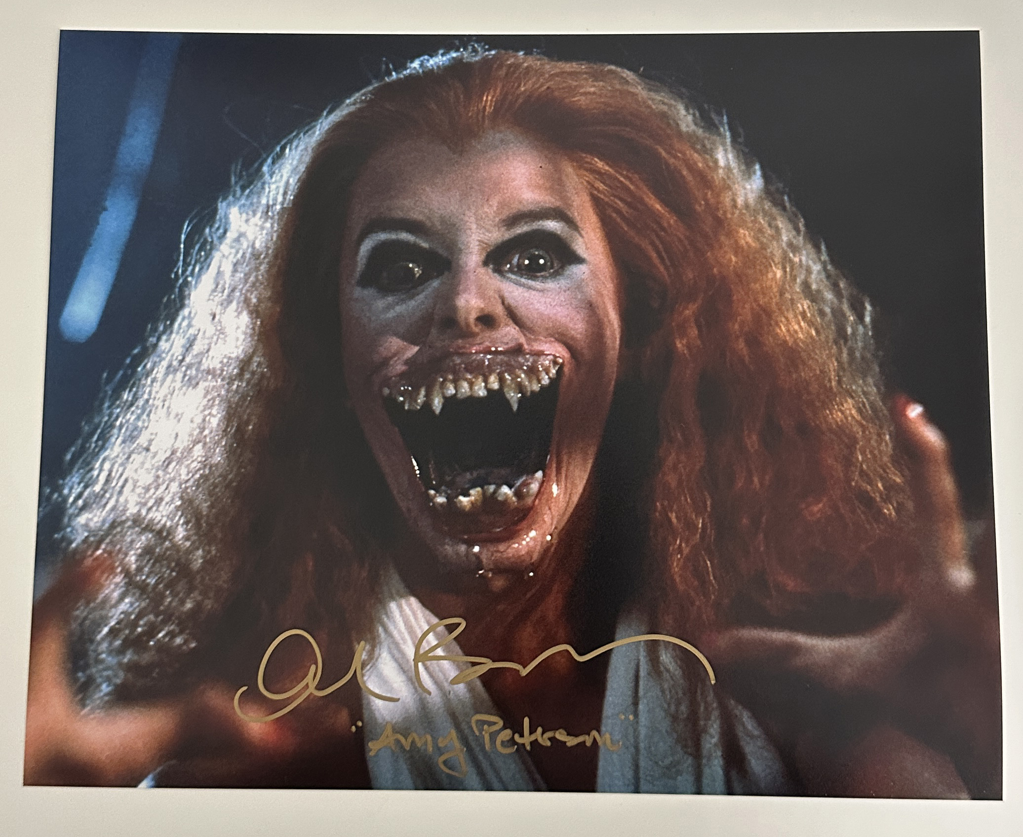 Amanda Bearse original Autogramm auf 20x25 Fright Night Foto