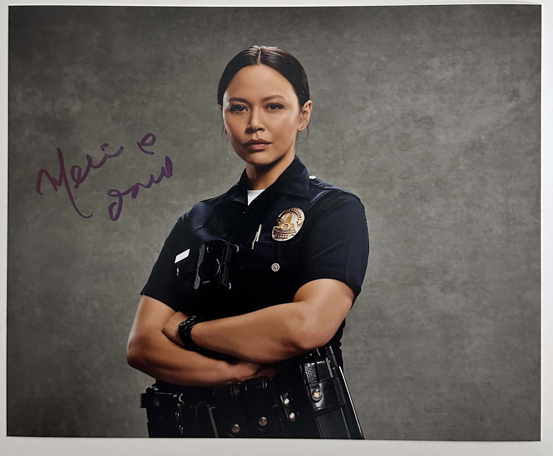 Melissa O'Neil aka Lucy Chen original Autogramm auf 20x25 The Rookie Foto